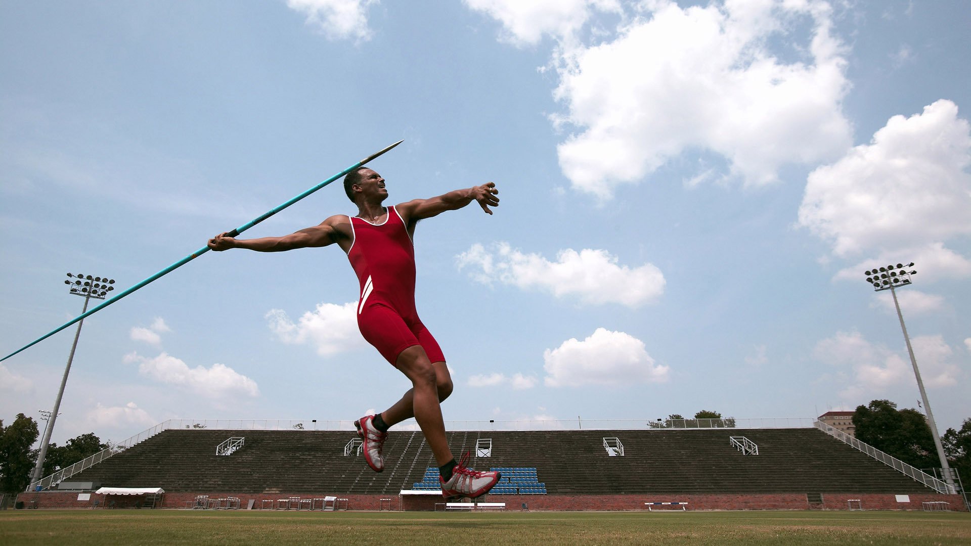 奥亚尔萨瓦尔点燃赛场，拜仁完胜马赛背后的战术与激情